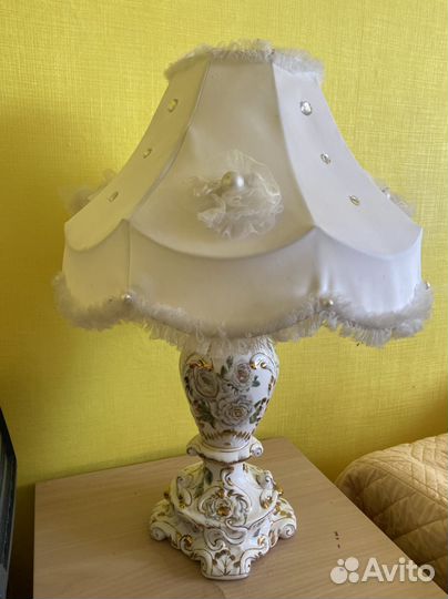 Лампа настольная с абажуром