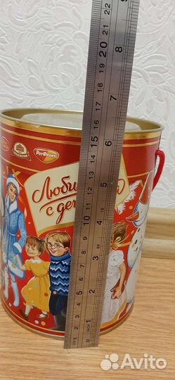 Металлическая банка для новогоднего подарка