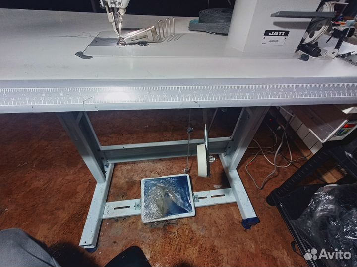 Промышленная швейная машина с шагающей лапкой