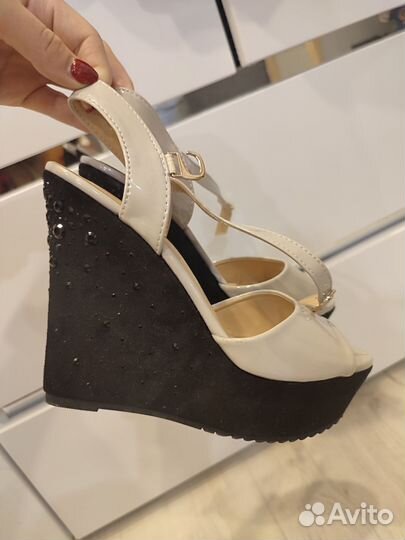 Босоножки на танкетке, 36 размер
