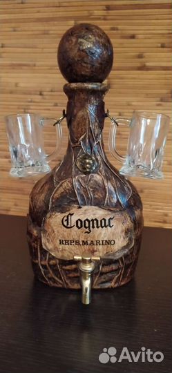 Графин с кружками для украшения интерьера