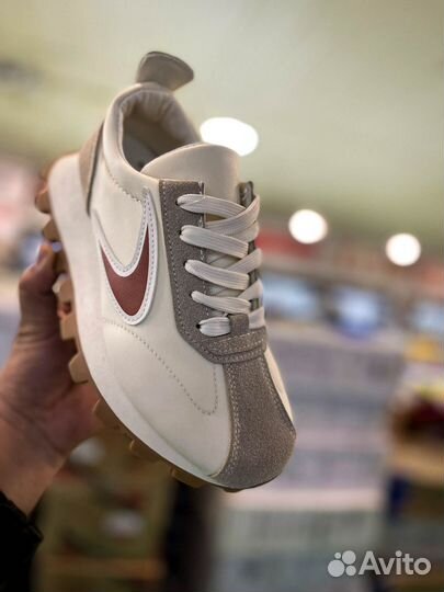 Женские кроссовки