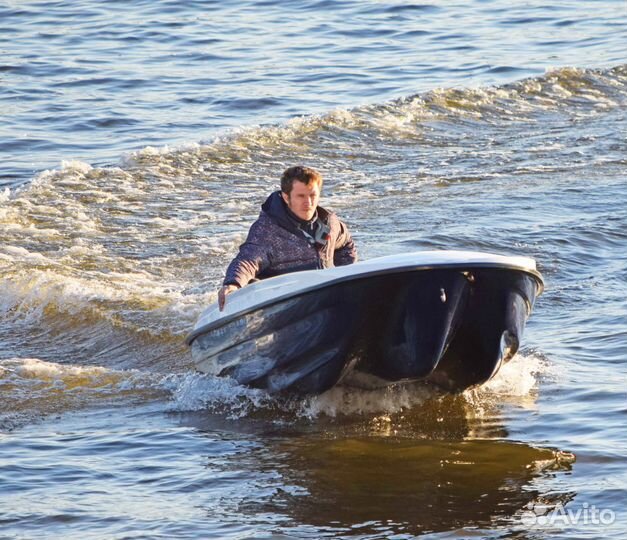 Моторная лодка Пингвин с тримаранными обводами