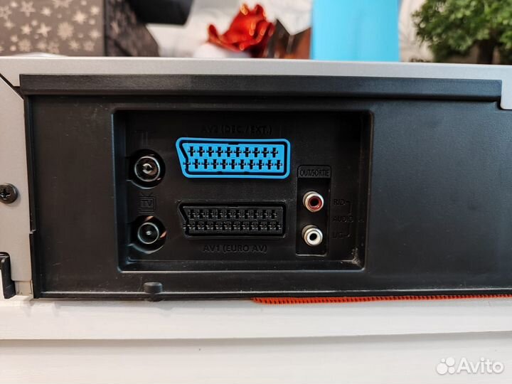 Видеомагнитофон Toshiba V852EW