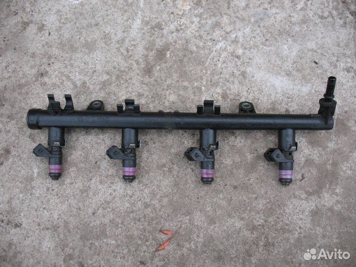 Топливная рампа с форсунками 1.6 Renault Megane 2