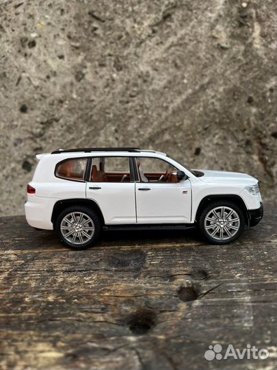 Машинка металлическая Toyota Land Cruiser 300