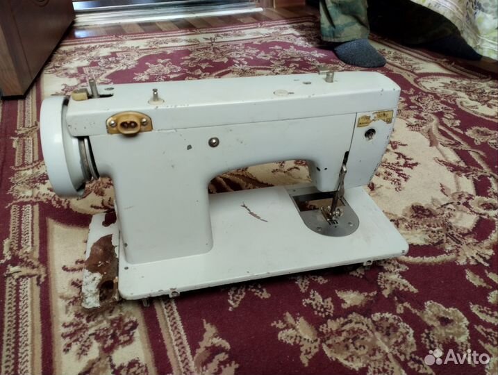 Швейная машина Чайка 142
