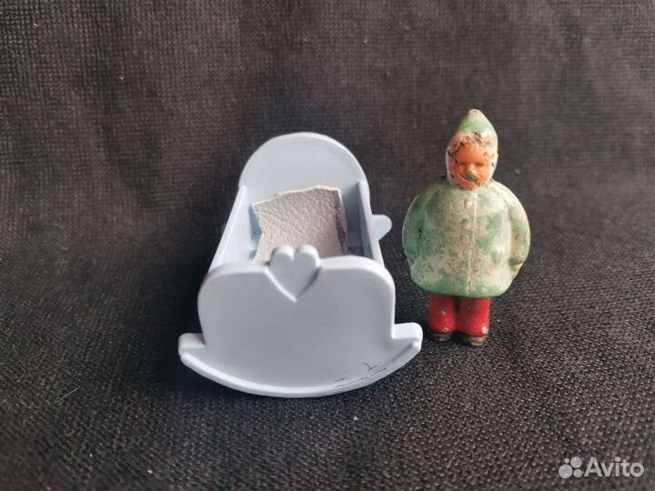 Пупс антикварный 5 см с кроваткой