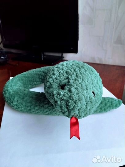 Вязаная игрушка змея