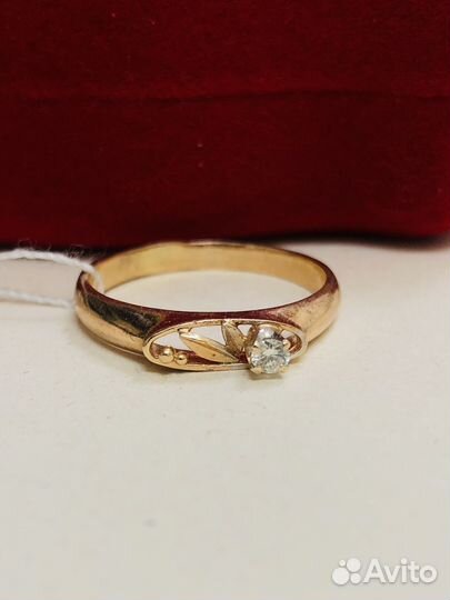 Золотое кольцо с бриллиантом