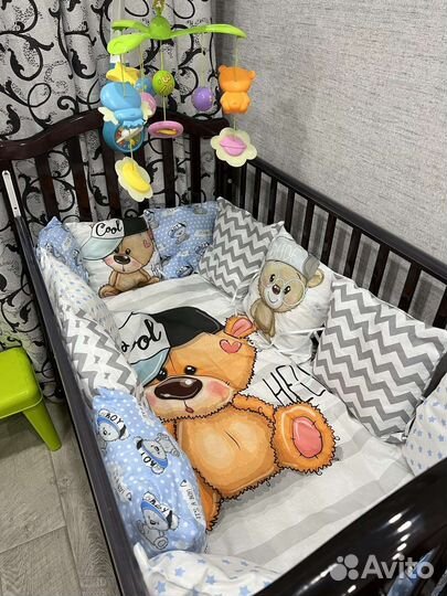 Детская кроватка с маятником