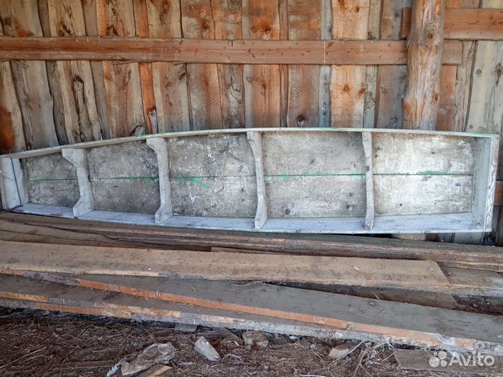 Лодка деревянная