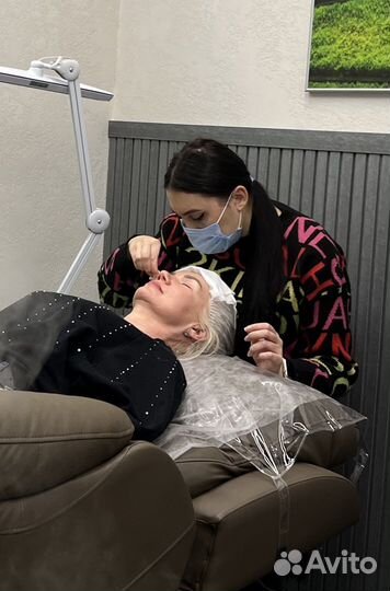 Мастер по наращиванию ресниц