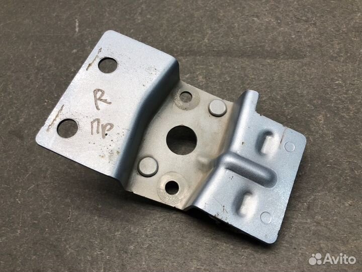 Кронштейн усилителя бампера правый Daewoo Gentra