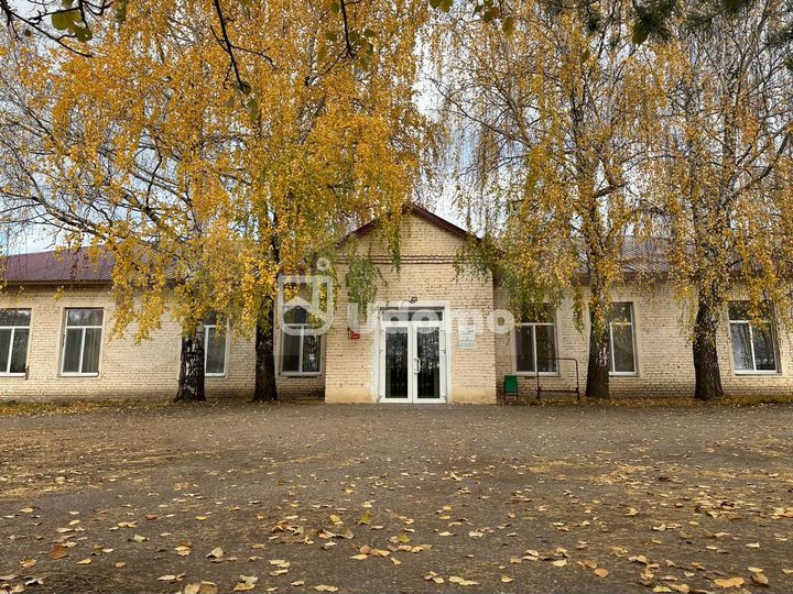 Административном здании с земельным участком в Кан