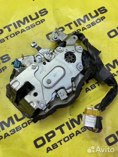 Замок задней правой двери Toyota Voxy