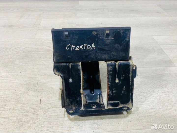 Кронштейн блока предохранителей Kia Spectra седан