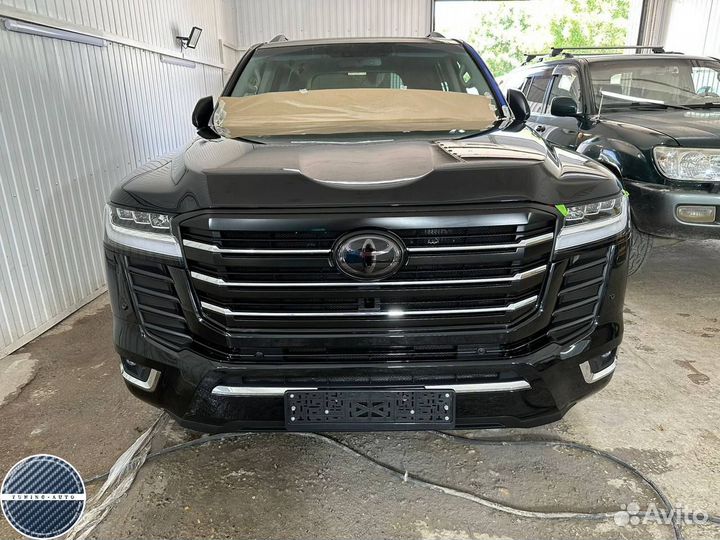 Рестайлинг обвес в Toyota Land Cruiser 300