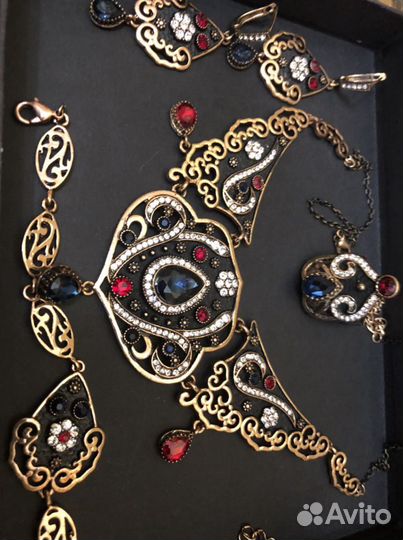 Колье, серьги, браслет, перстень. Гарнитур