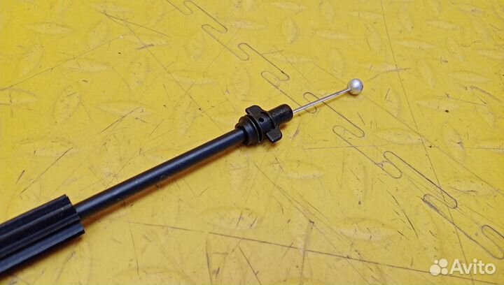 Трос открывания капота Tiguan