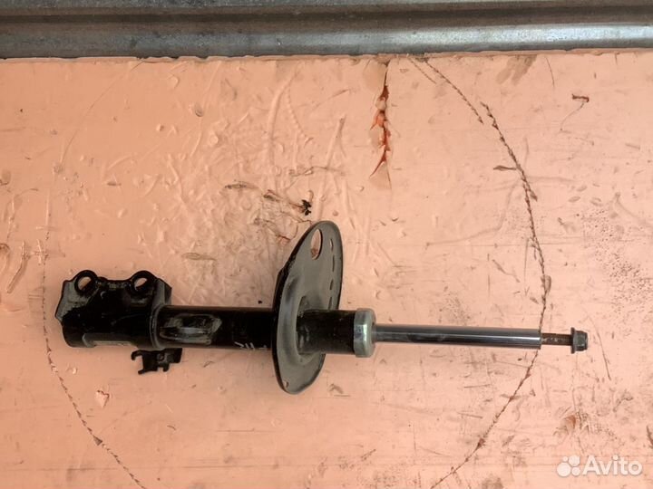 Амортизатор передний правый Rav 30