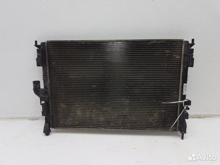 Радиатор охлаждения Renault Logan