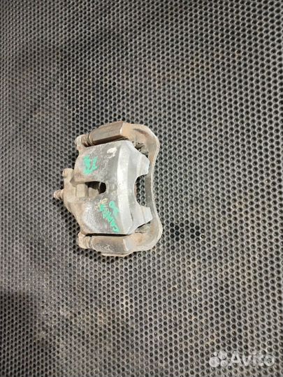 Суппорт передний левый Toyota Camry 30