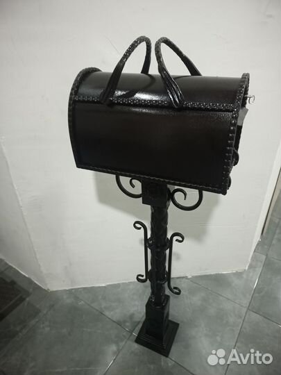 Почтовый ящик на стойке