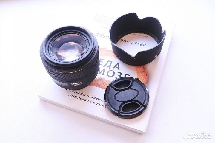 Объектив Sigma AF 30mm f/1.4 EX DC HSM + бленда