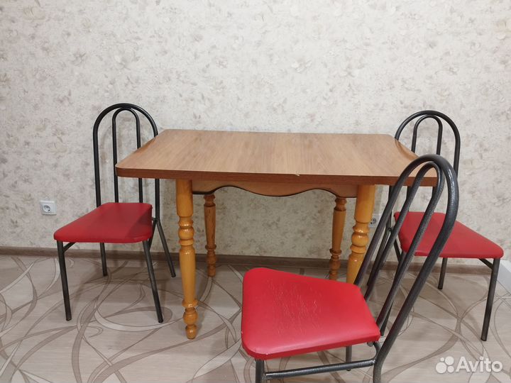 Стол со стульями