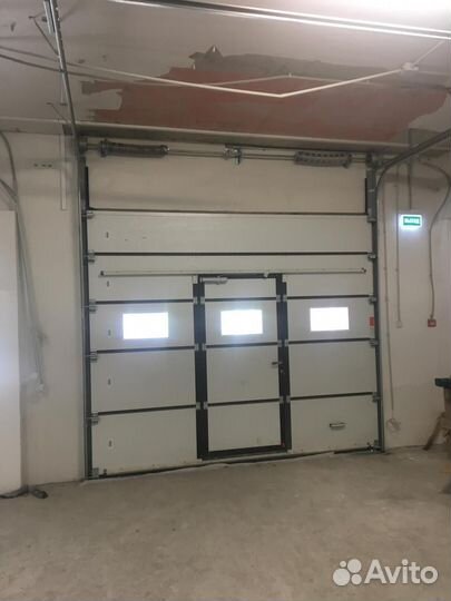 Секционныe воpота c кaлиткой Алютех