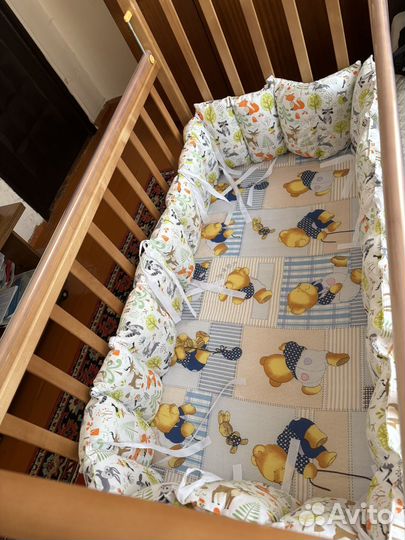 Детская кроватка с маятником