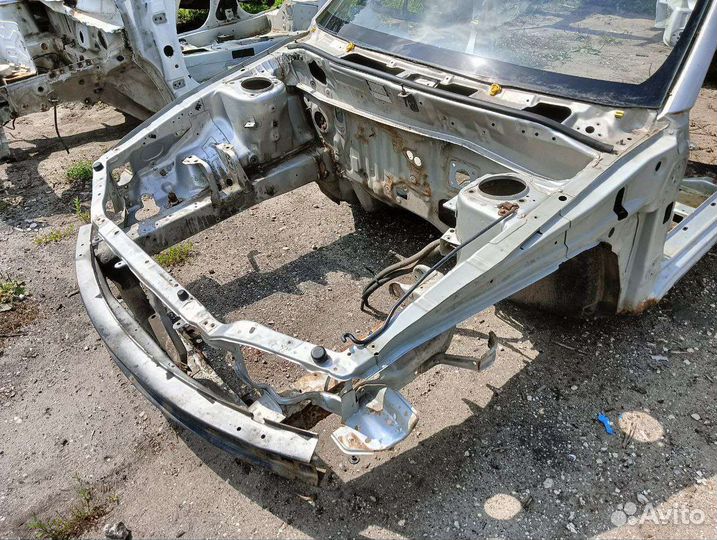 Передняя часть кузова Mitsubishi carisma