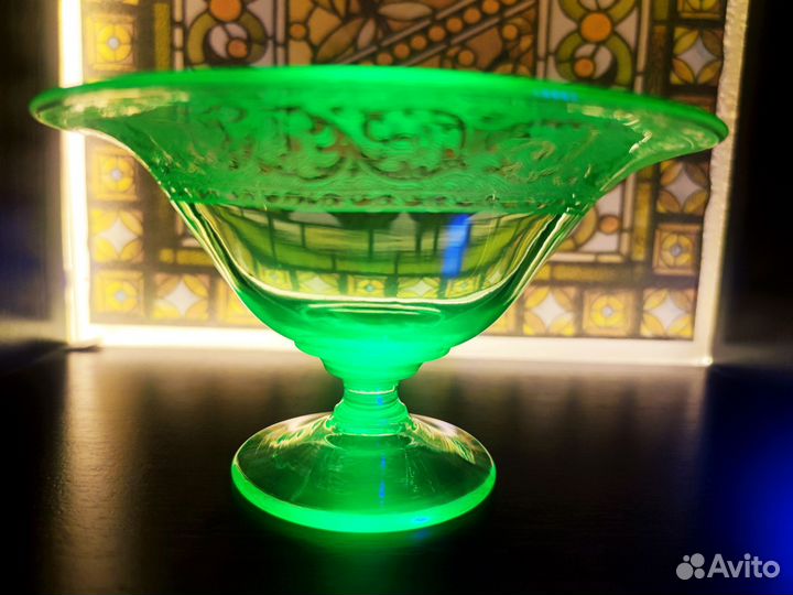 Ваза урановое стекло редкий орнамент
