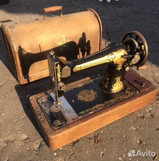 Старинная швейная машинка