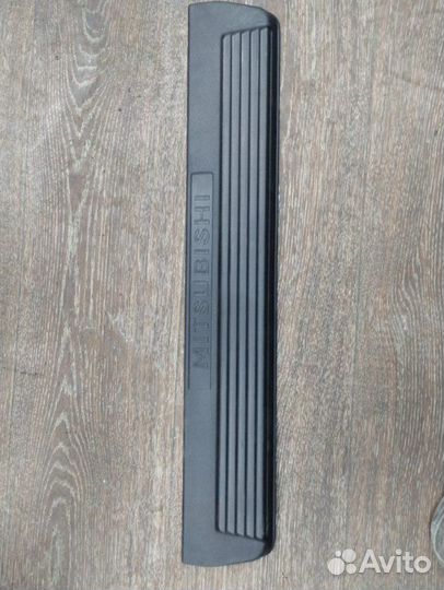 Накладка на порог передняя правая Mitsubishi