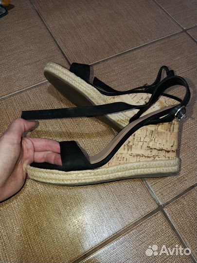 Босоножки на танкетке 38