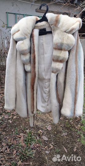 Полушубок из норки с капюшоном белый