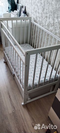 Детская кроватка с поперечным маятником и ящиком