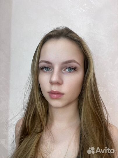 Модель на брови