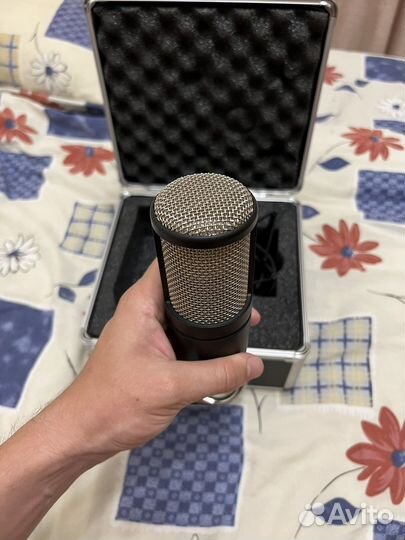 Микрофон AKG p220