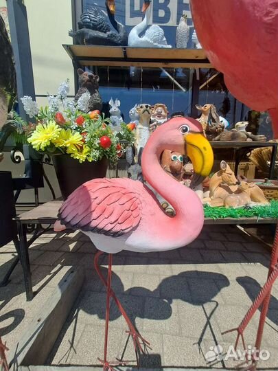 Садовые фигуры аистов и фламинго