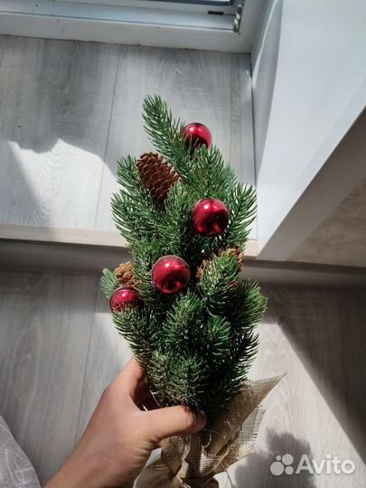 Маленькая декоративная елка настольная