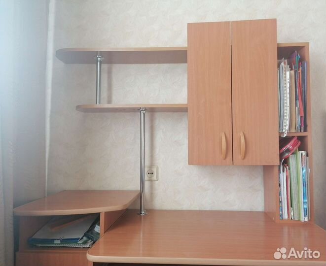 Компьютерный стол с полками и тумбой