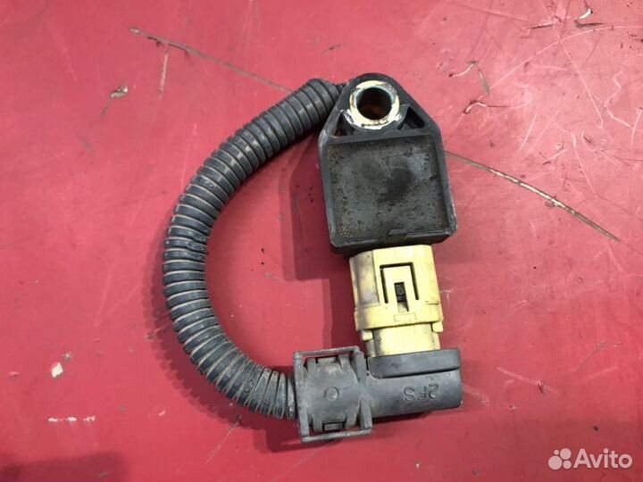 Датчик подушек безопасности передний левый Toyota