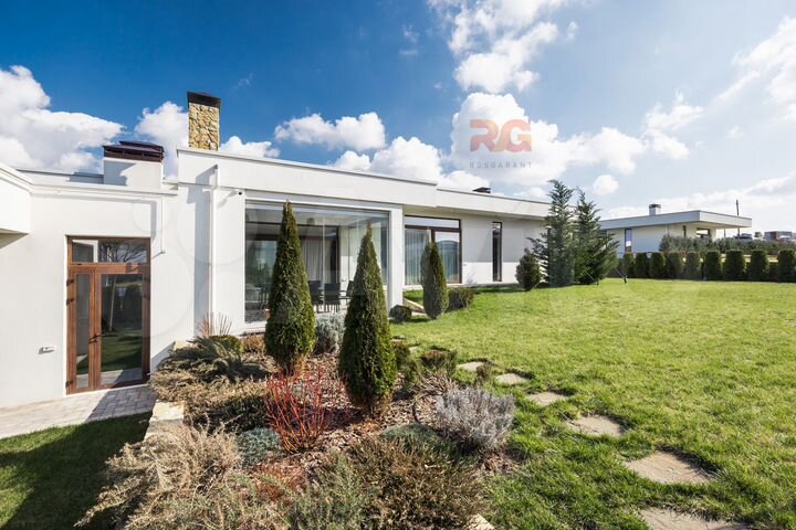 Коттедж 189,8 м² на участке 9,1 сот.