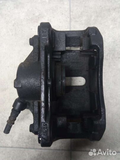 Суппорт тормозной передний левый Renault Scenic 2