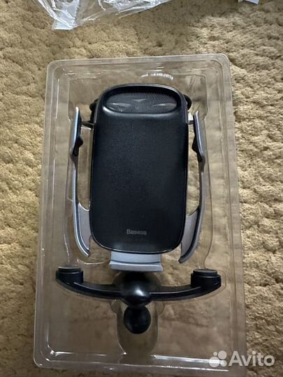 Автомобильный держатель с беспроводной зарядкой