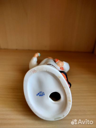 Статуэтка лфз «Якутка с цветком»