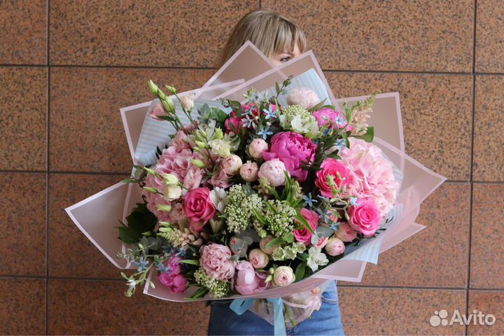 Букеты из роз и гортензий. Доставка в Москве